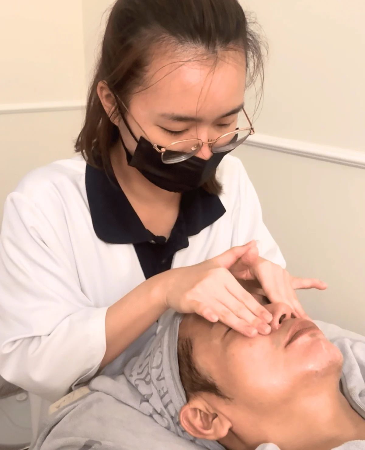 Real facial extraction treatment in progress